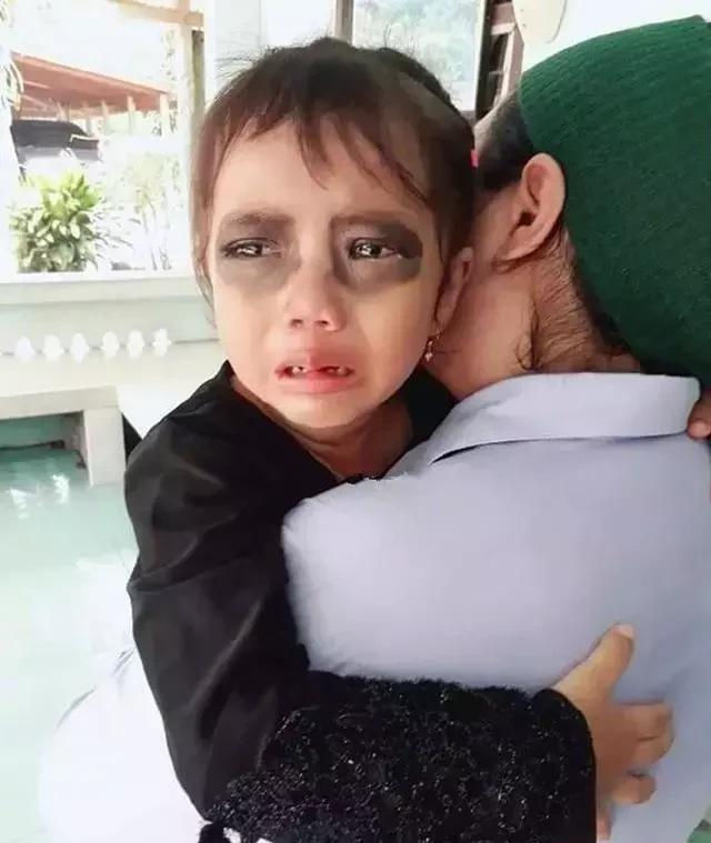 小孩沉迷手机怎么办?宝妈简单一招“制敌”,网友:简单又粗暴!