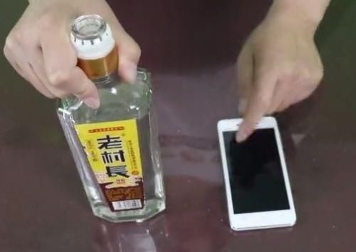 白酒|白酒滴在手机上,效果太厉害了,滴一滴,一年能省下不少冤枉钱