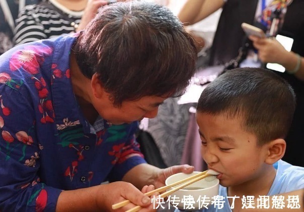肉汤|劝告家长2种饭不要再给孩子吃了,积食又上火,还影响孩子发育