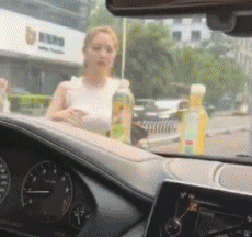 |搞笑GIF：妹子，我就想看看你怎么出来！