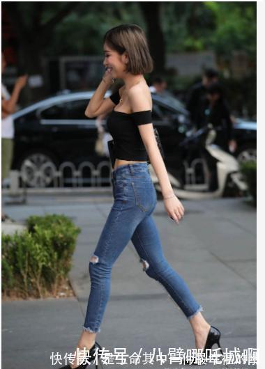 性感 一字肩衬衫搭配暗蓝色破洞牛仔裤,时尚简约,气质不凡