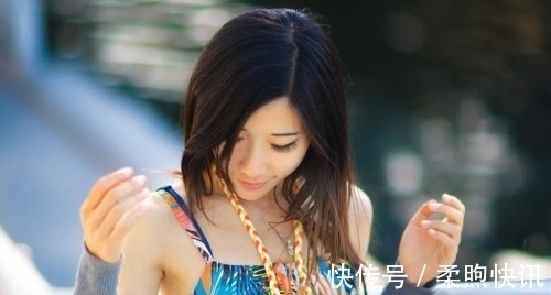 沉影@无力挥毫凝伫处,沉影寒潭月似钩;犹对孤灯语,泪眸飞溅一窗愁