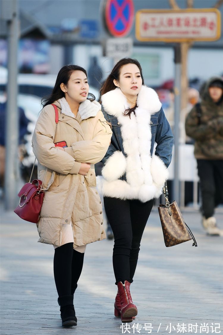 美女|街拍:美女黑和蓝色相间的皮草,搭配一条黑色拼接皮裤,时尚个性