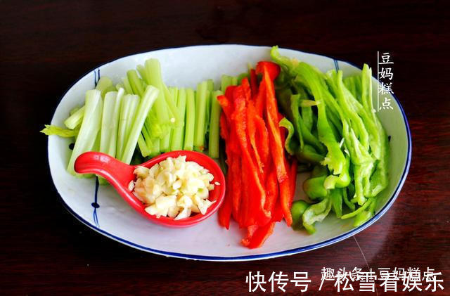 芹菜段|清炒莲藕时，记得多加这2样蔬菜，爽口更下饭