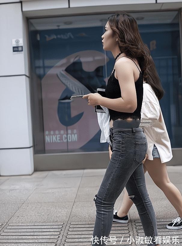 烟灰色 黑色吊带,搭配烟灰色牛仔裤简单大方,又有时尚美感!