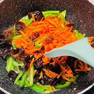 青椒木耳炒鸡蛋