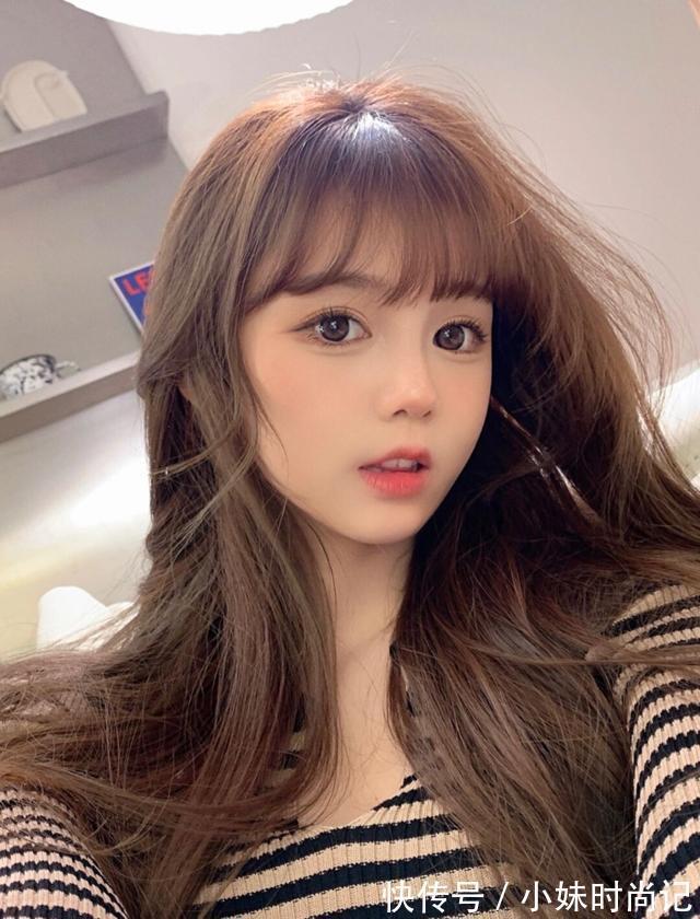 妆容|美女漂亮了穿什么都好看,V领薄款毛衣再搭配上减龄妆容,漂亮