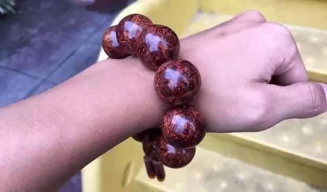 天价|地摊2万买了个木头“猪蹄”,切出天价手串