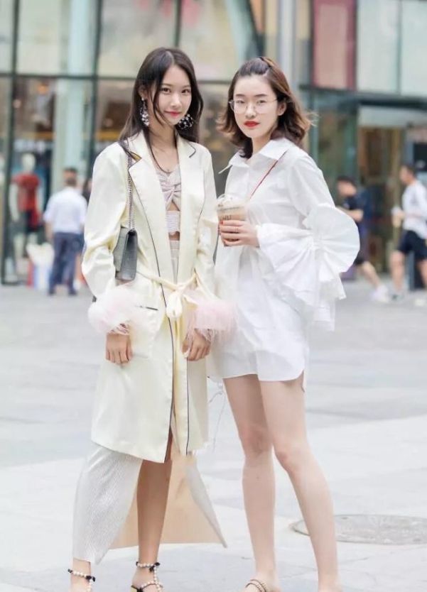 街拍:温婉可人的小美女,身穿双层连衣裙,清新靓丽好身材