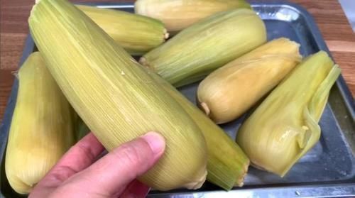 玉米皮|7月趁着玉米便宜，教您2个保存妙招，放一年都不坏，实用又省事