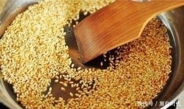 湿气|大米炒一炒，每天用它泡水喝，湿气没了大肚子平了，睡眠棒棒