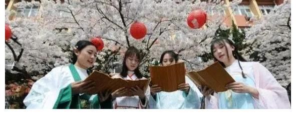 英语老师|各科老师穿“汉服”，学生表示：上课像“穿越”，下课像“梦游”