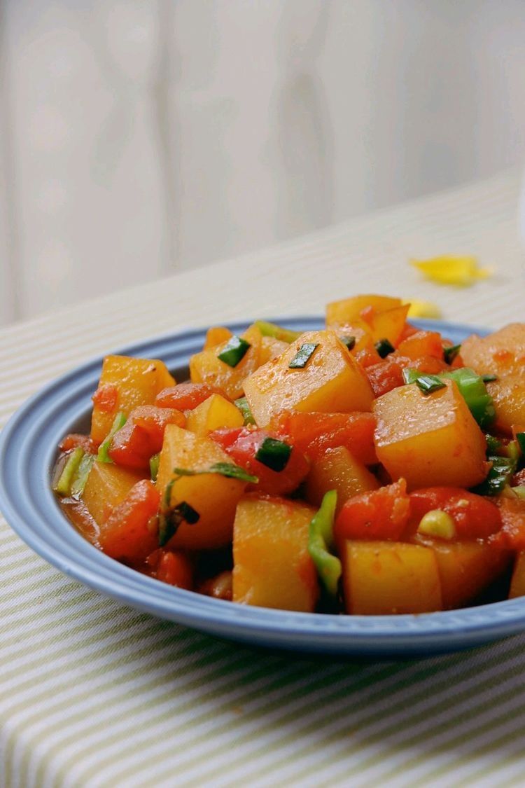 2个土豆加2个西红柿，简单一烧，比肉还好吃