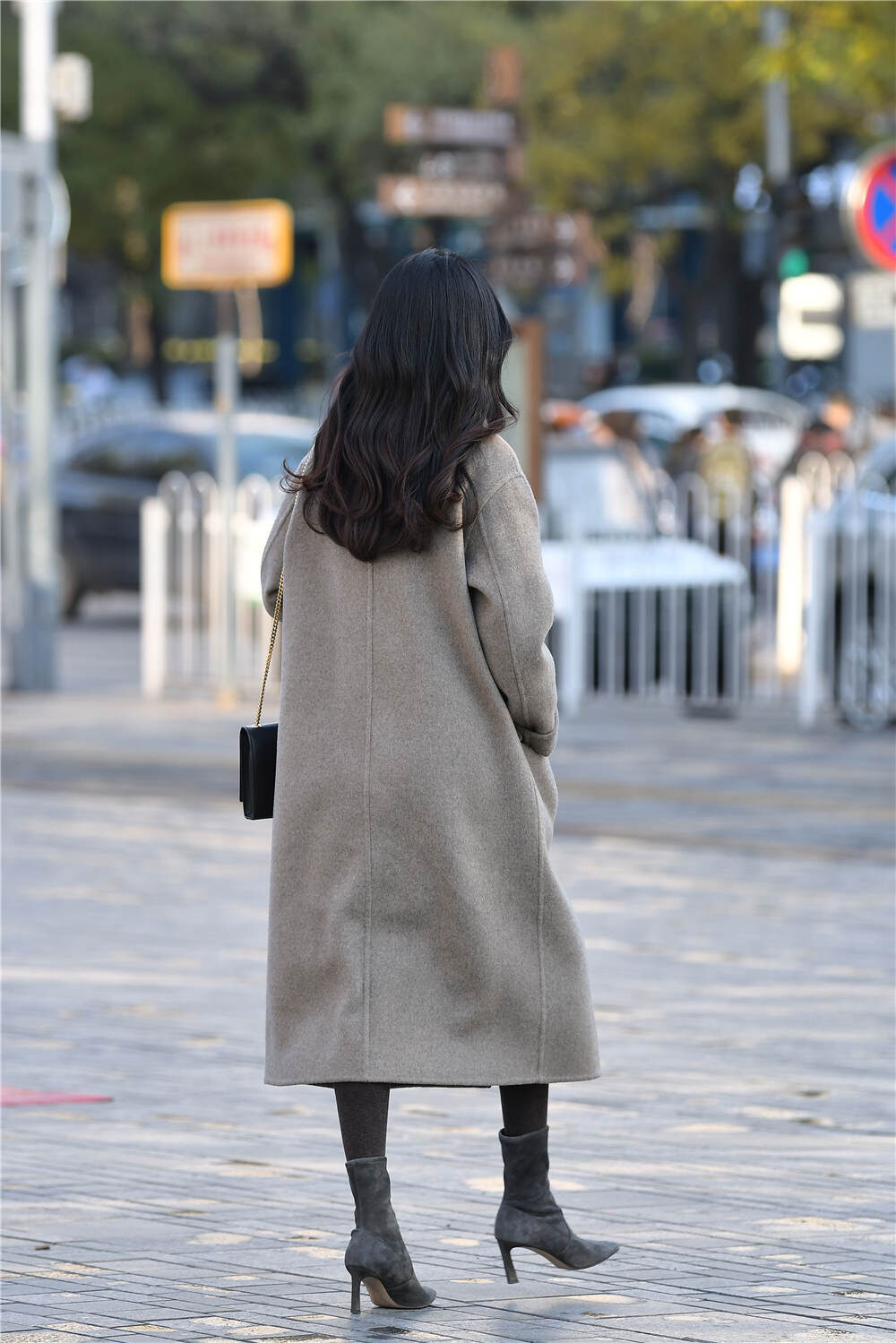 尖头 灰色尖头细跟短靴，搭配深色打底裤，灰色呢子大衣，休闲风格穿搭