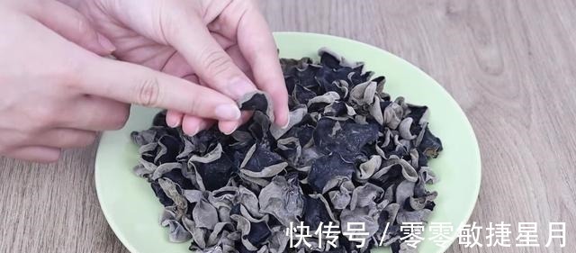 泡木耳只加水就错了，大厨教我1个方法，5分钟就泡开，Q弹无硬心！