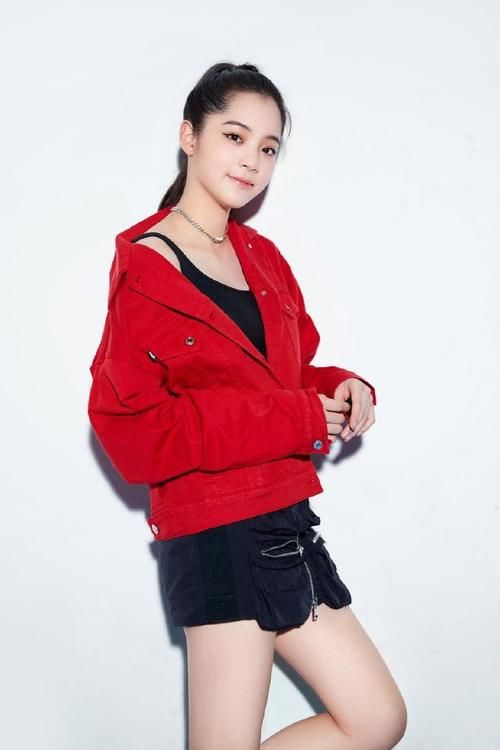 穿搭|小姐姐穿纯黑外套，满屏青春气息，人不但好看还会穿搭