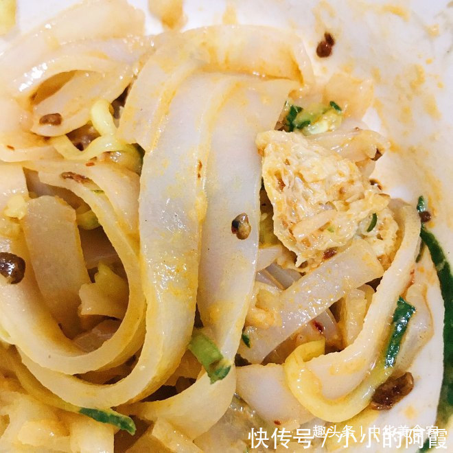 “凉皮”的懒人做法,其实很简单,筋道爽滑,好吃还不上火