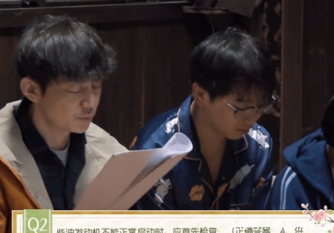 《向往的生活》硬拗人设?黄磊教彭昱畅钉钉子,手套颜色漏了陷