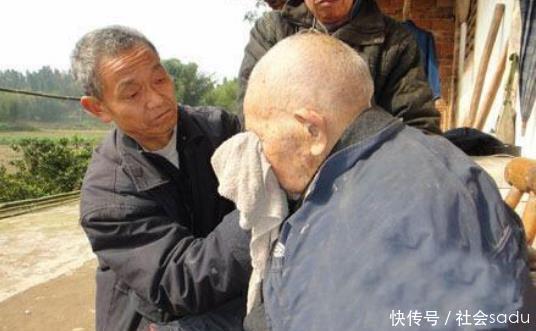 身体|年纪大了有“老年臭”多半离不开3个原因,45岁以后别忽视