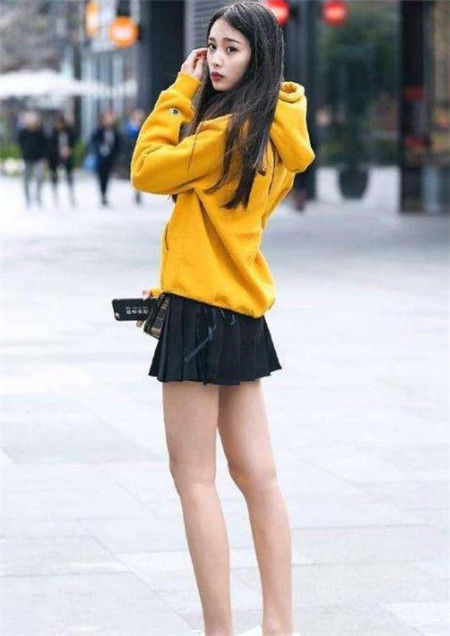 街拍：温文尔雅的女人，修身的穿搭，展现曼妙