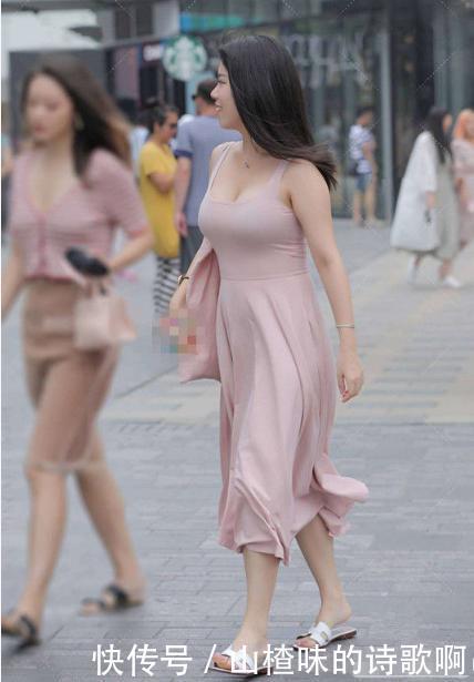 拖鞋|粉色连衣裙搭配白色拖鞋,楚楚动人,优美有气质