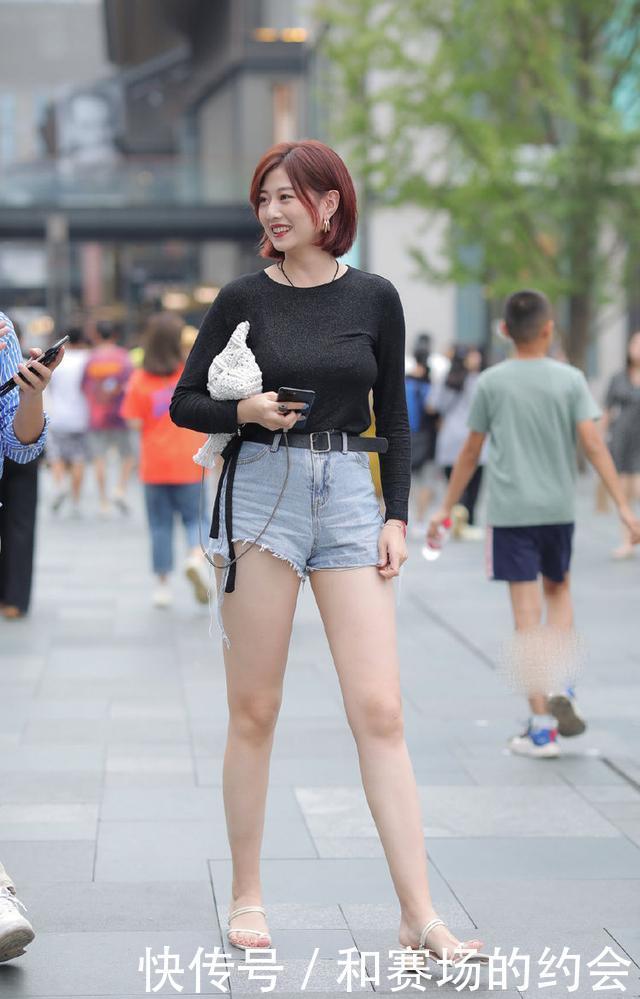 黑色紧身长袖搭配高腰牛仔短裙,时尚高挑,气质迷人