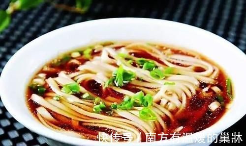 煮面条时,开水下锅还是热水?掌握3个小技巧,面条爽滑又筋道!