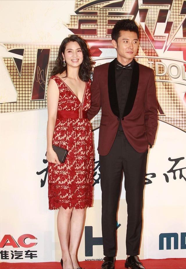 连衣裙|又被洪欣美到了,穿大红色V领吊带裙时髦精致,端庄成熟真有气质