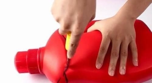 洗衣液瓶身切一圈,挂在卫生间超实用,家家户户都需要一个!