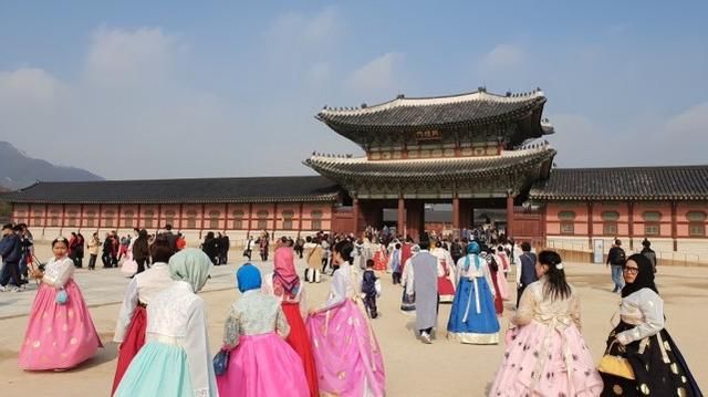 “韩国影响中国服饰”炸锅，极限操作突破底线，文在寅都拦不住！