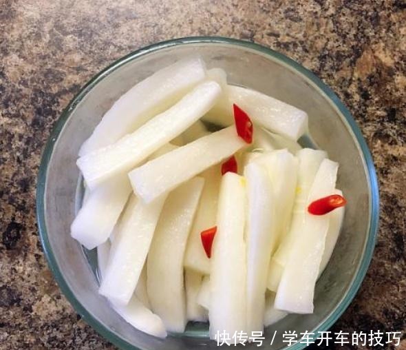 腌萝卜时先放什么老厨师教你这么放顺序,又脆又好吃!