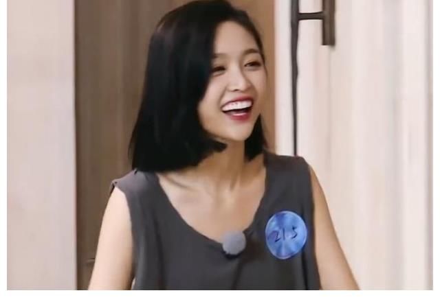 嘉宾们|吴宣仪穿着过于清凉，沙溢不敢挨着坐，玩游戏过于天真