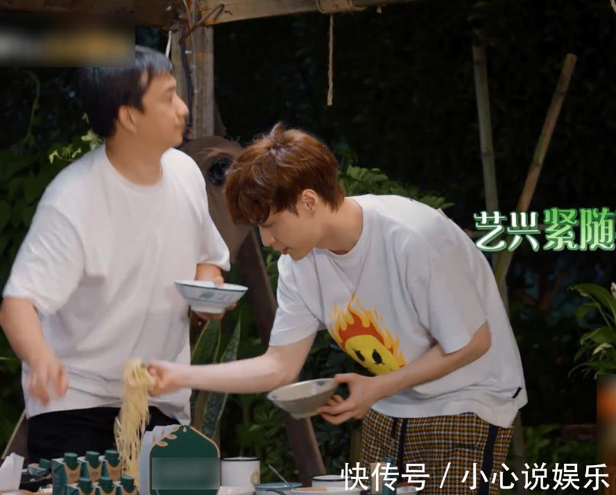 張藝興|張藝興化身“干飯人”，不顧碳水大口吃面，續面條的筷子細節亮了