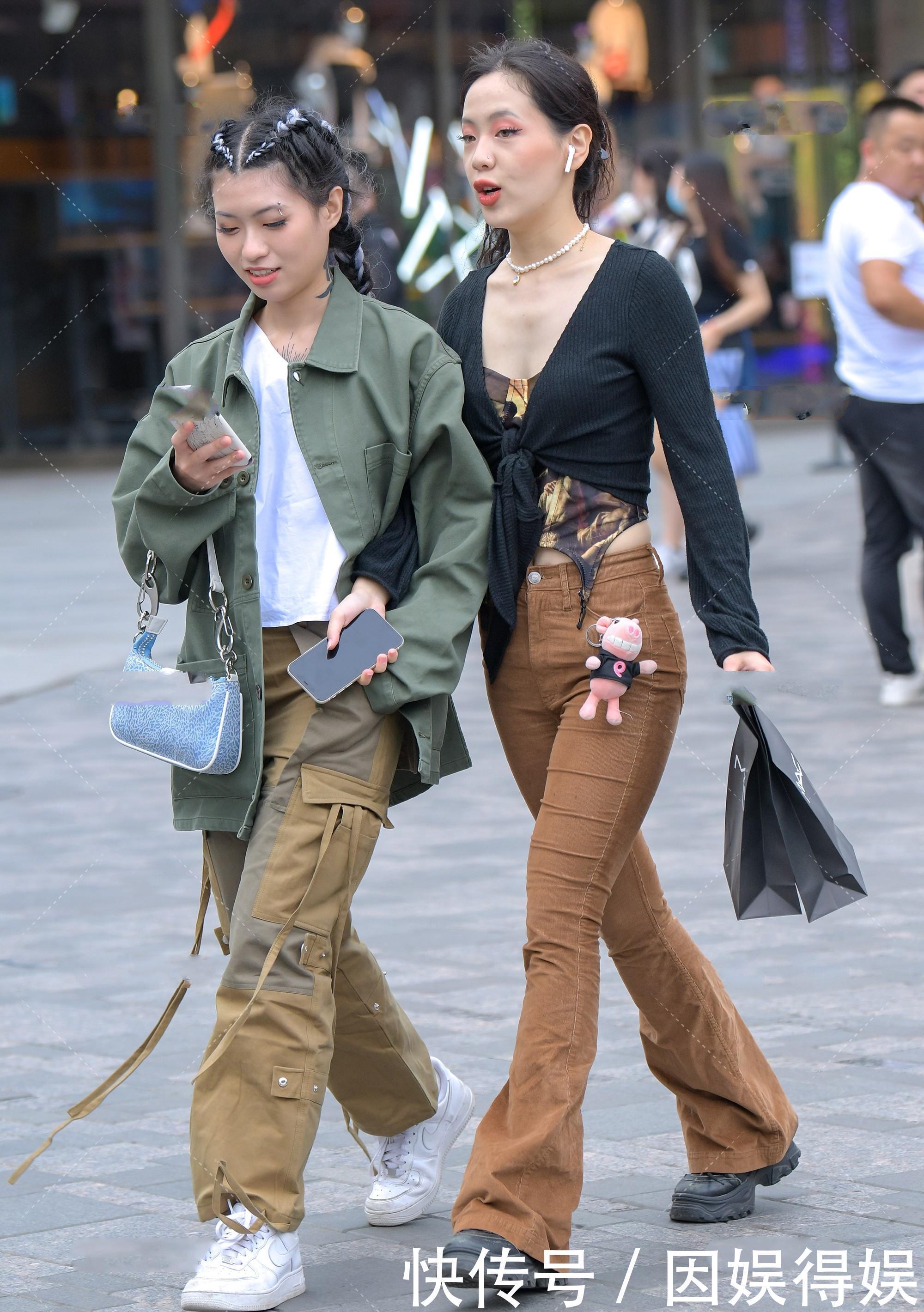 针织衫也可以用来防晒,搭配微喇裤子,温柔又淑女