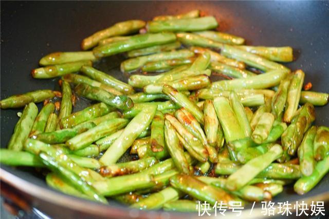 豆角|土豆烧豆角,炸得酥而不焦,口感咸香适度,这几步学会上桌就抢光