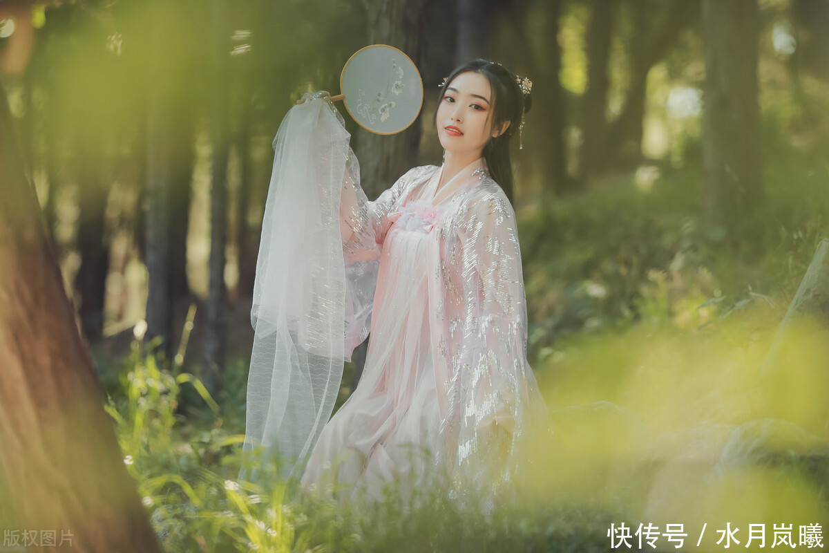 相思|晓看天色暮看云,行也思君,坐也思君。用一首古诗词说:我想你了