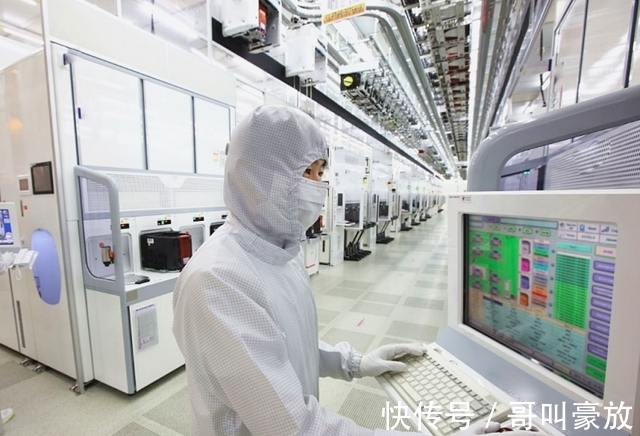 太阳国|差距太明显！我们排队抢购iPhone13，韩国民众把三星捧成科技巨头