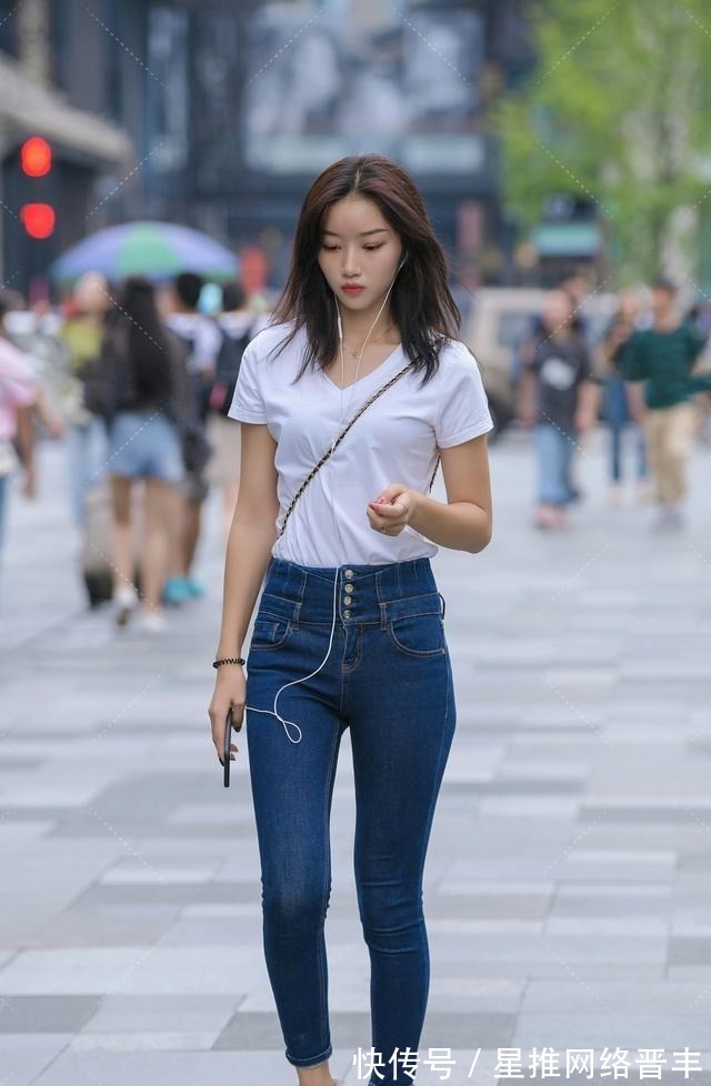线条|短裤搭配白色上衣，时髦又好看，展现腿部线条之美