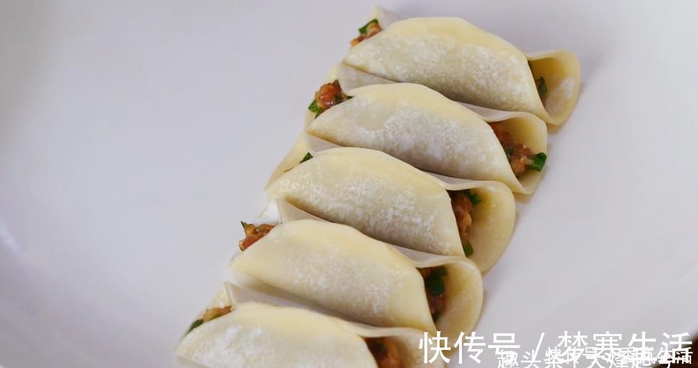好吃|做锅贴有人用淀粉,有人用面粉,教你正确做法,个个酥脆好吃不腻