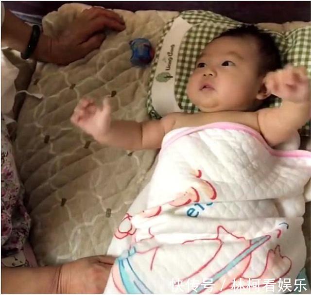 外婆|五个月大的宝宝和外婆聊天,接下来的画面,网友真可爱