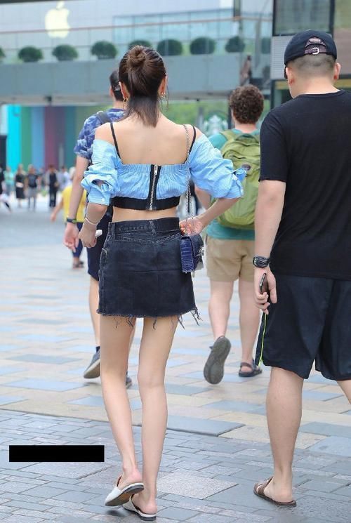 小姐姐|路人街拍骨感身材的清凉小姐姐,这衣服是穿反了吗