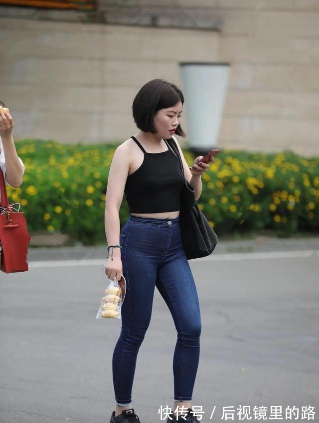 塞裤腰 今年流行“低腰裤”,但也并非谁都能穿,露出小肚子不是很尴尬