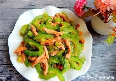 苦瓜炒肉丝是有诀窍的,这样炒苦瓜不苦,肉丝不柴,色泽翠绿好吃