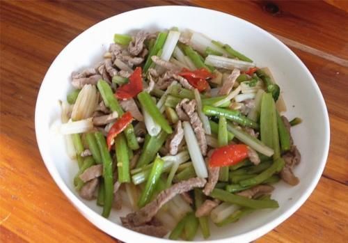 茼蒿茎|它含天然“安眠药”,养心安神护脑,改善睡眠,和肉一起炒,下饭