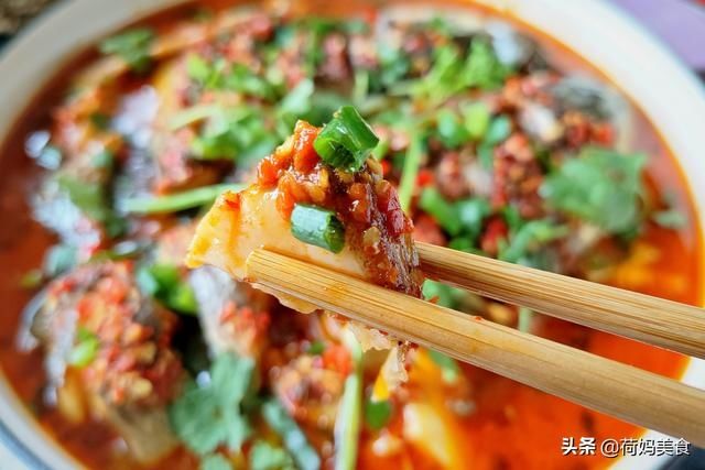 降温了，在家秘制一锅鱼头煲，鲜香入味又下饭，上桌夫妻俩抢着吃