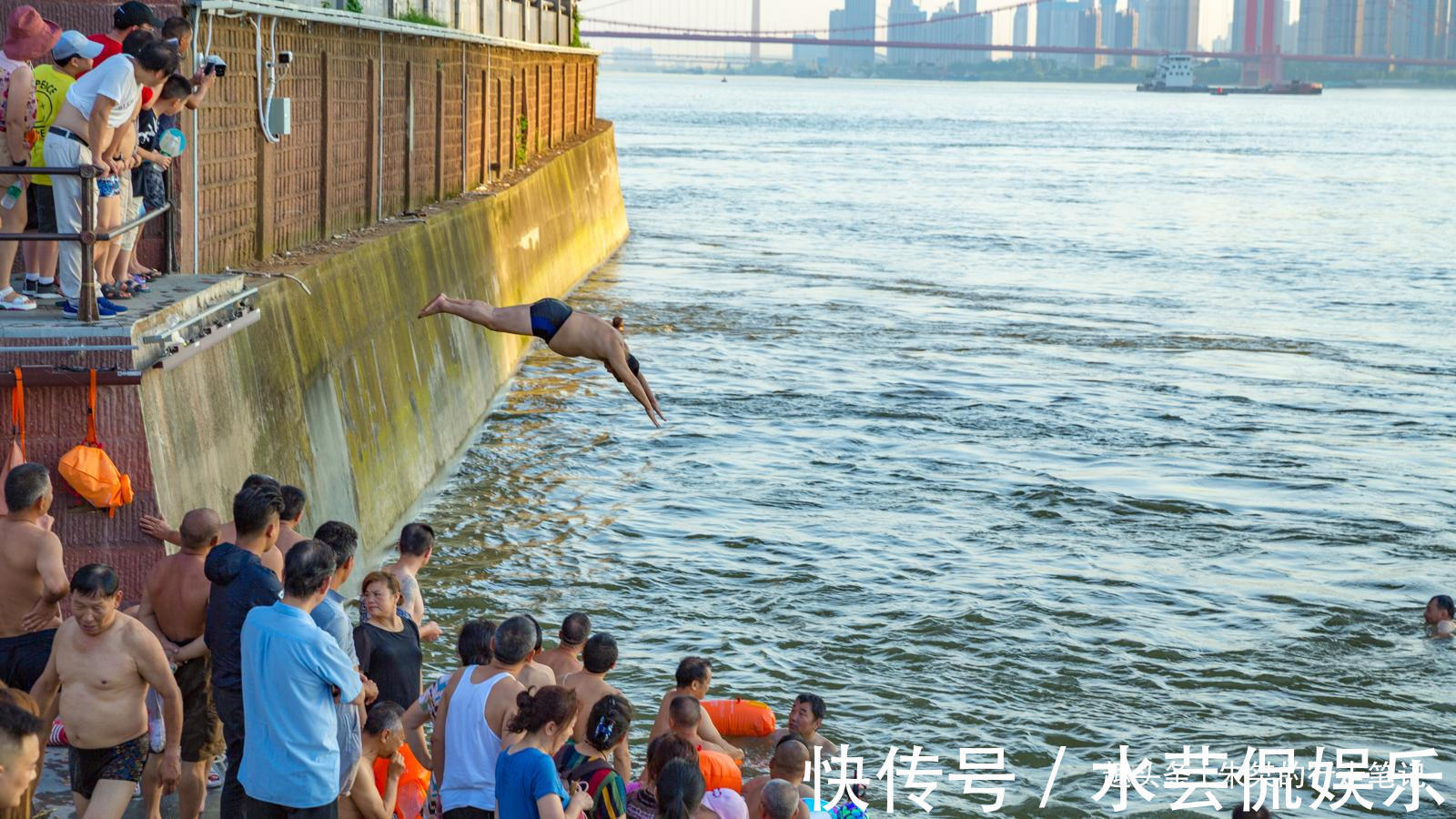 落日余晖|中国最“危险”的泳池，夏天每天数百人游泳，游客我怕游不回来