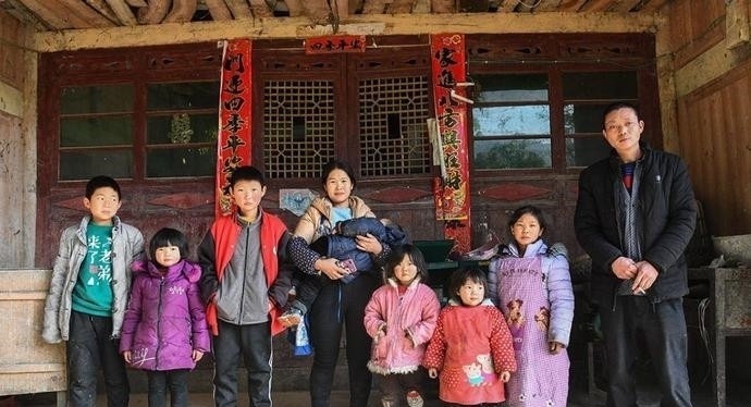 养育|32岁女子生下7个孩子,她说:等孩子们长大了,我就有好日子过