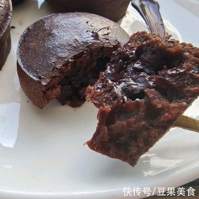 好吃|好吃到模糊的巧克力熔岩蛋糕，怎么都吃不够