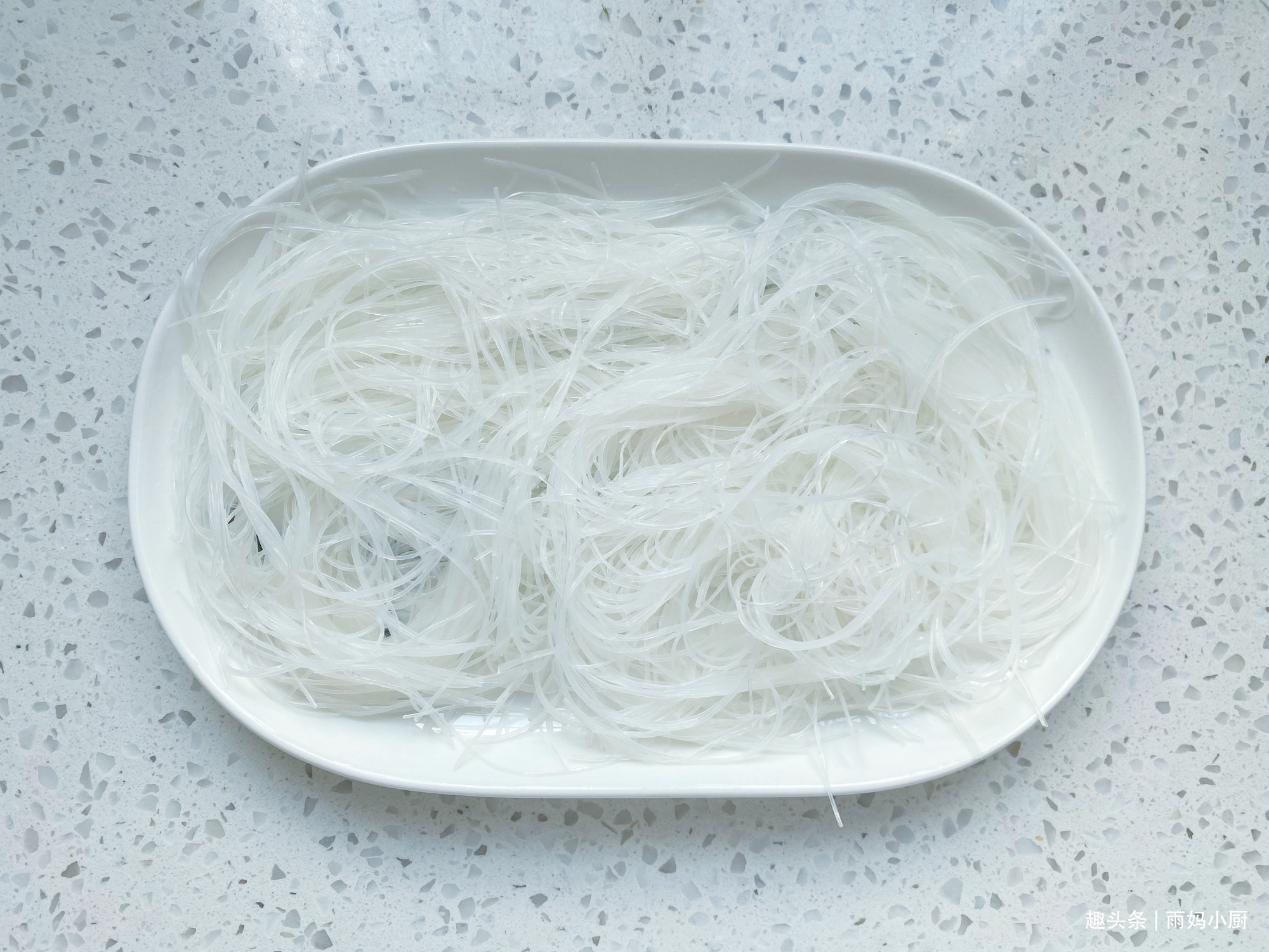 蒜蓉粉丝蒸虾，粉丝不要焯水记住1招，虾肉鲜嫩粉丝入味又好