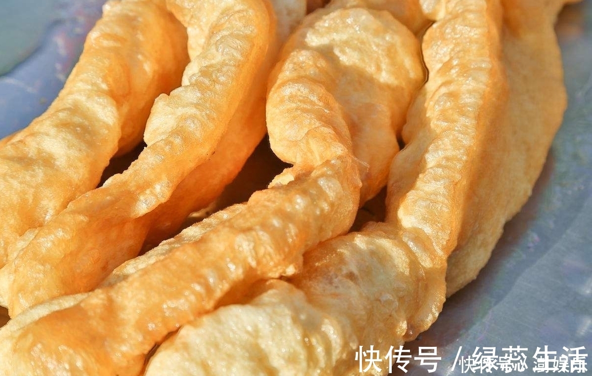 酥脆|炸油条和面是关键,和好面后不要直接炸,多加一步,油条酥脆松软